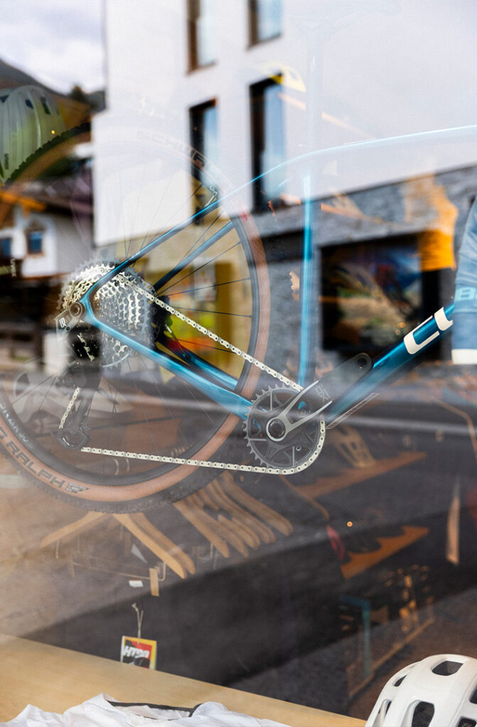 Hochwertiges Rennrad im Schaufenster von Radsport Steixner in Fulpmes.