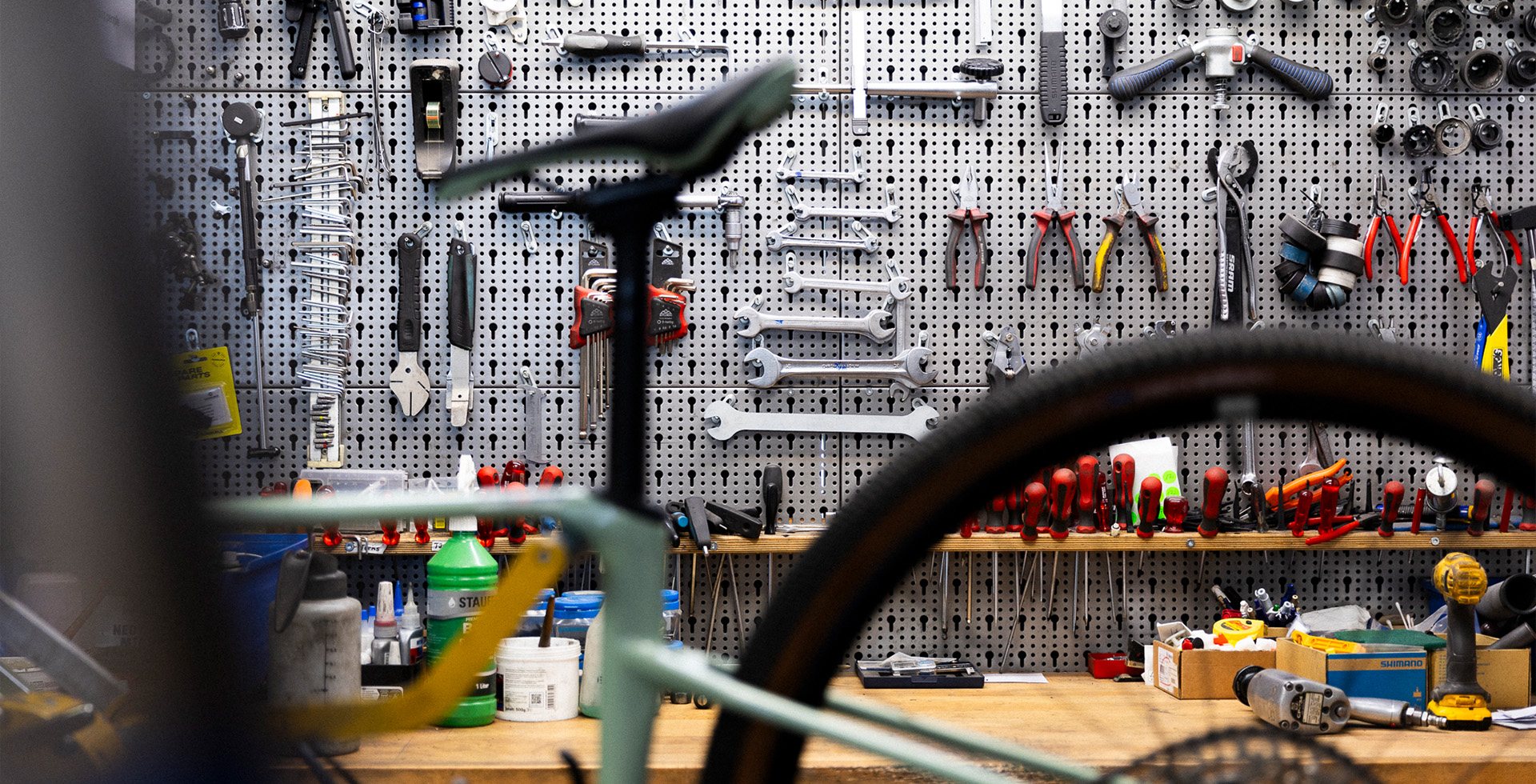 Werkzeugwand und Arbeitsplatz in der Fahrradwerkstatt von Radsport Steixner.