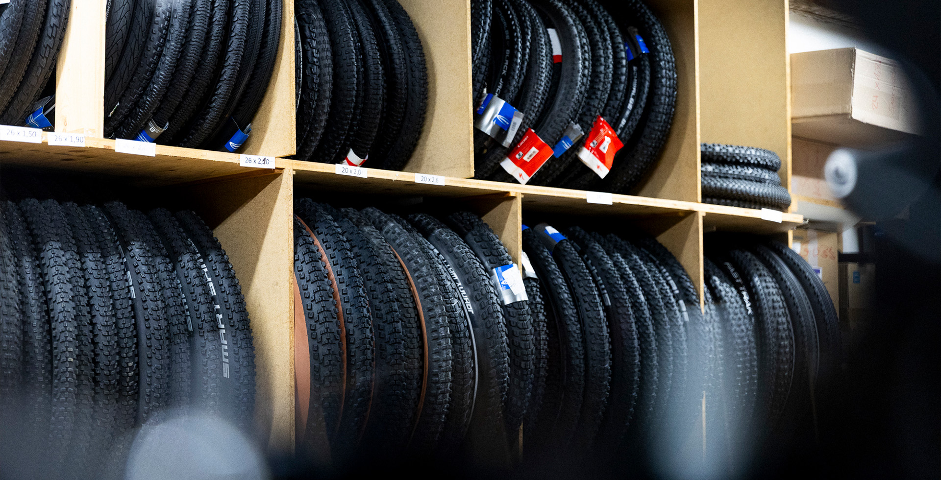 Fahrradreifen und Ersatzteile in der Werkstatt von Radsport Steixner in Fulpmes.